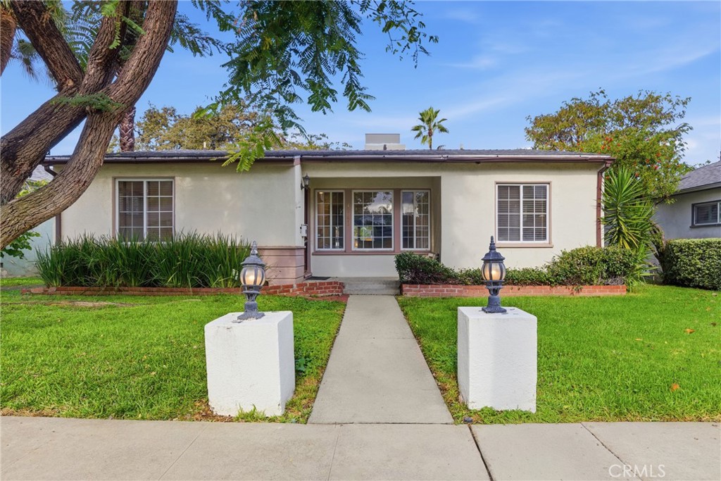 a view of a house with backyard and a garden