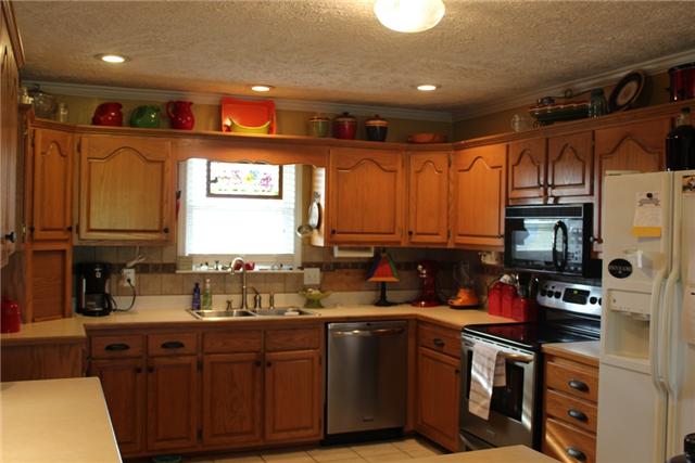 4910 Vincion Road Murfreesboro, TN 37130 - Photo 7 of 20 Kitchen has lots of cabinets & a pantry