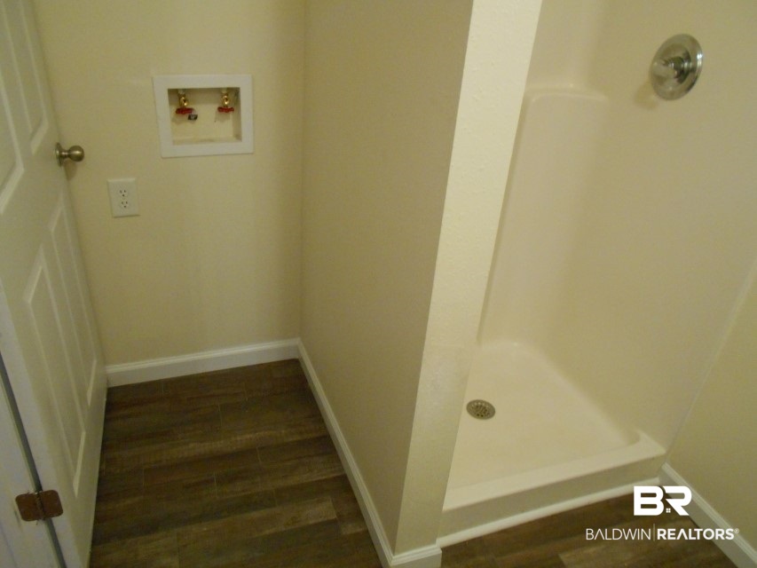 13408 Pendix Road Summerdale, AL 36580 - Photo 18 of 31 Hall bathroom