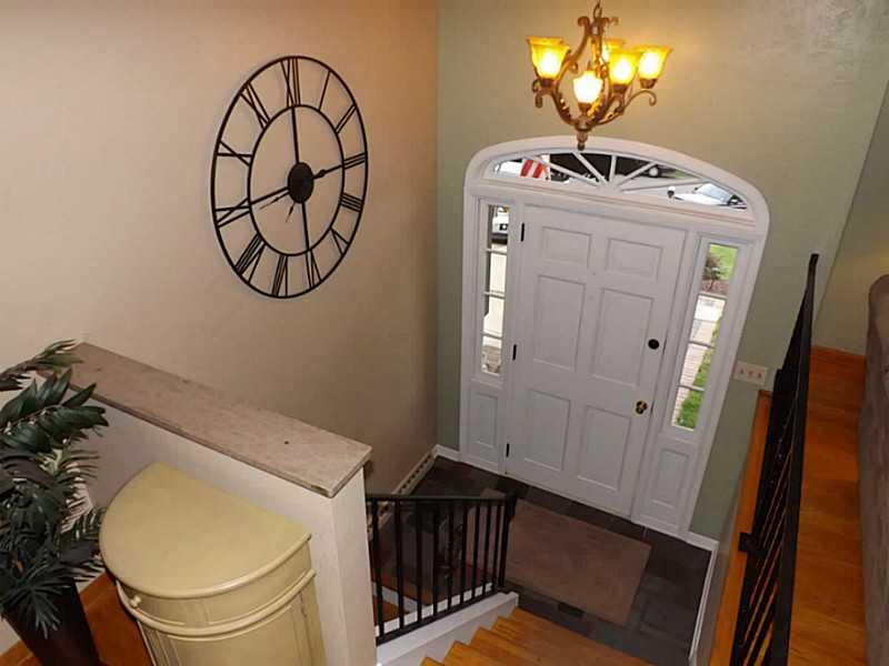 67 Midway Drive McKees Rocks, PA 15136 - Photo 3 of 23 Entry/Foyer.