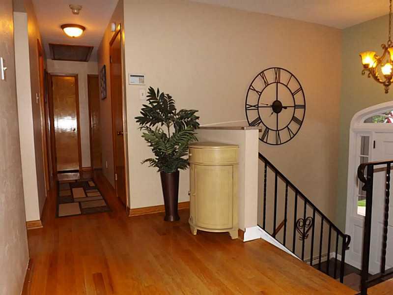 67 Midway Drive McKees Rocks, PA 15136 - Photo 4 of 23 Entry/Foyer.