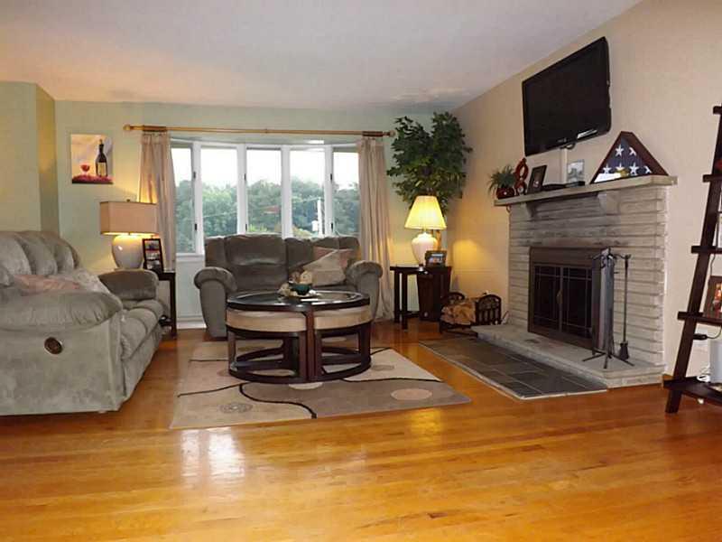 67 Midway Drive McKees Rocks, PA 15136 - Photo 6 of 23 Living Room.