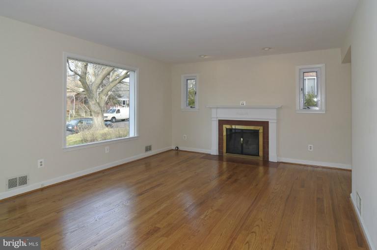 2422 Eccleston Street Silver Spring, MD 20902 - Photo 20 of 24 Living Room