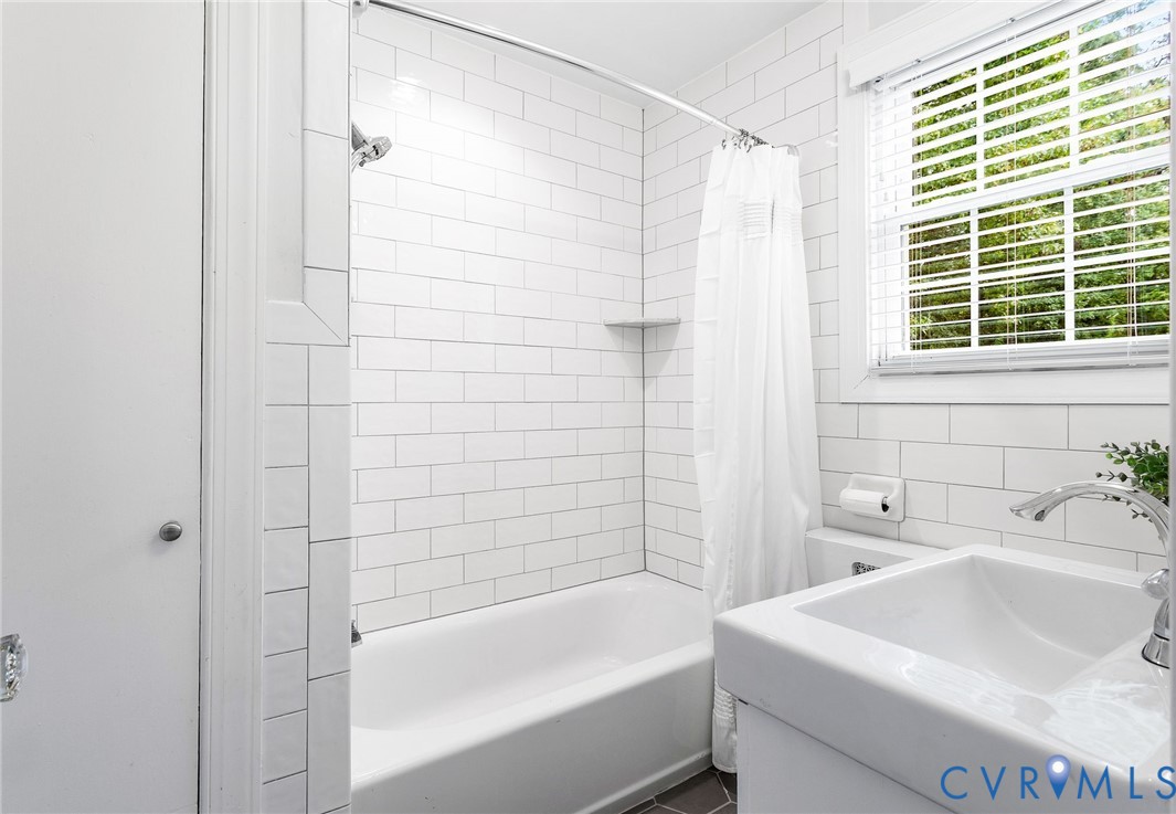 1100 Skipwith Road Henrico, VA 23229 - Photo 23 of 34 a bathroom with a sink and a bathtub