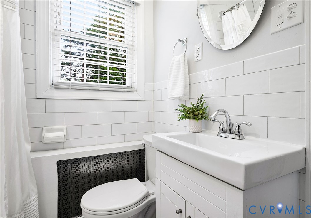 1100 Skipwith Road Henrico, VA 23229 - Photo 24 of 34 a bathroom with a sink a toilet and a mirror