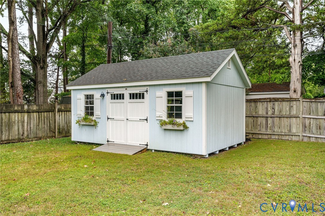1100 Skipwith Road Henrico, VA 23229 - Photo 30 of 34 a view of a backyard with a garden and trees