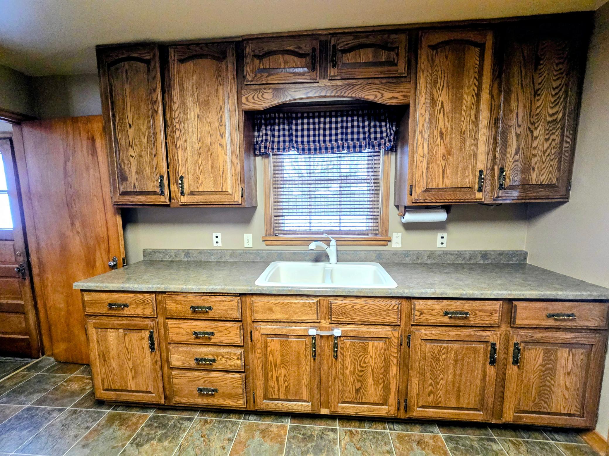 831 4th Avenue Southwest Pipestone, MN 56164 - Photo 5 of 53