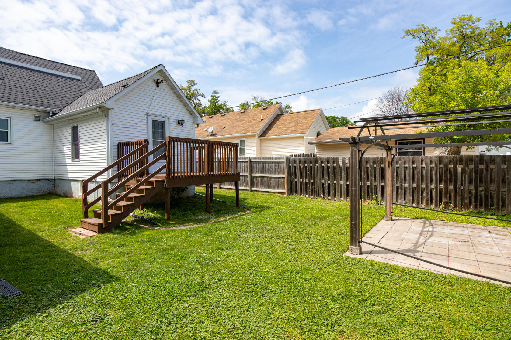 138 North Locust Street Appleton, WI 54914 - Photo 24 of 32 Deck and Pergola