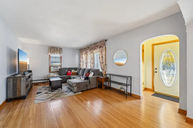 $341,900 | 240 South Meridian Street, Belle Plaine, MN 56011