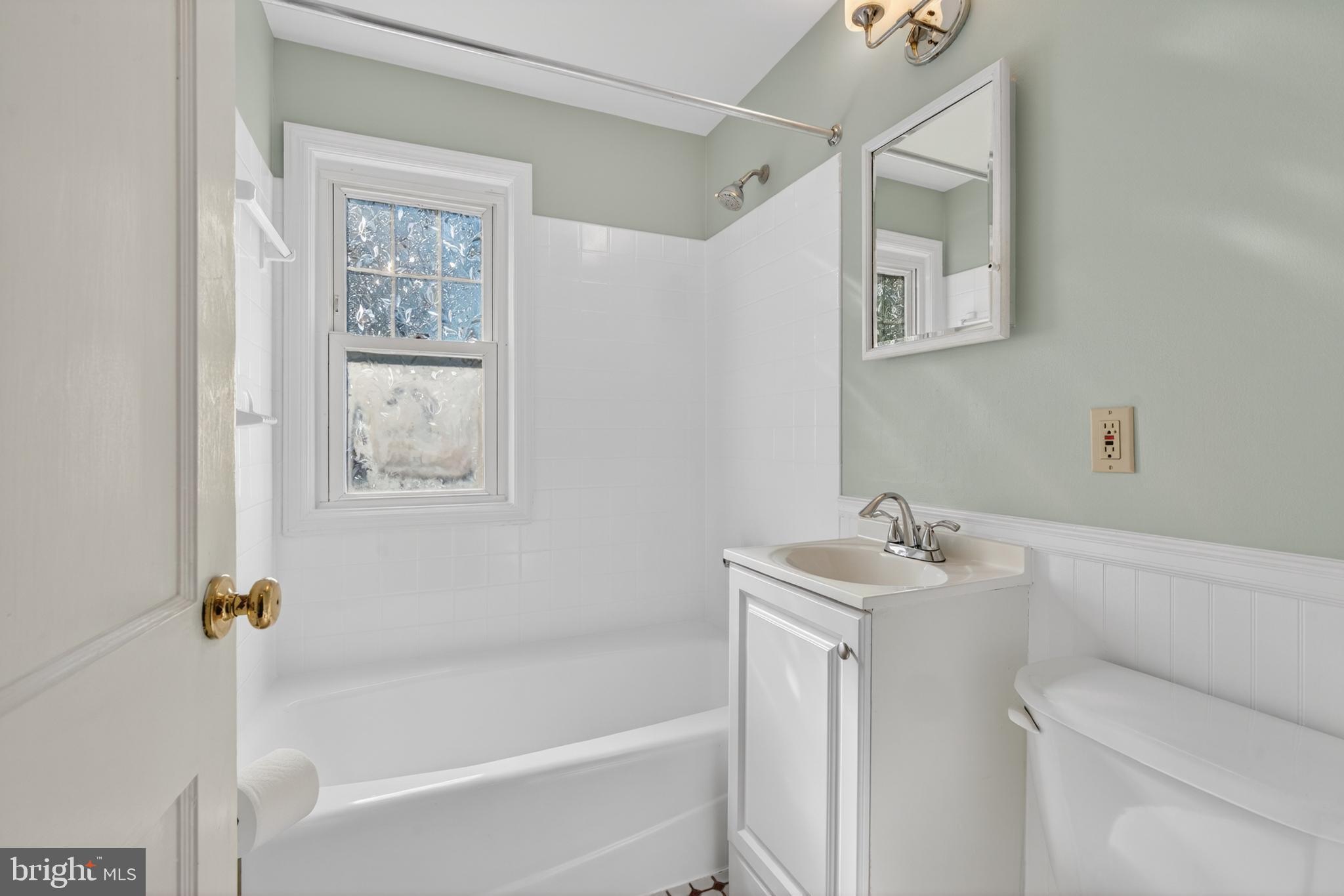 2108 Oak Lodge Road Baltimore, MD 21228 - Photo 21 of 41 Full bath upstairs