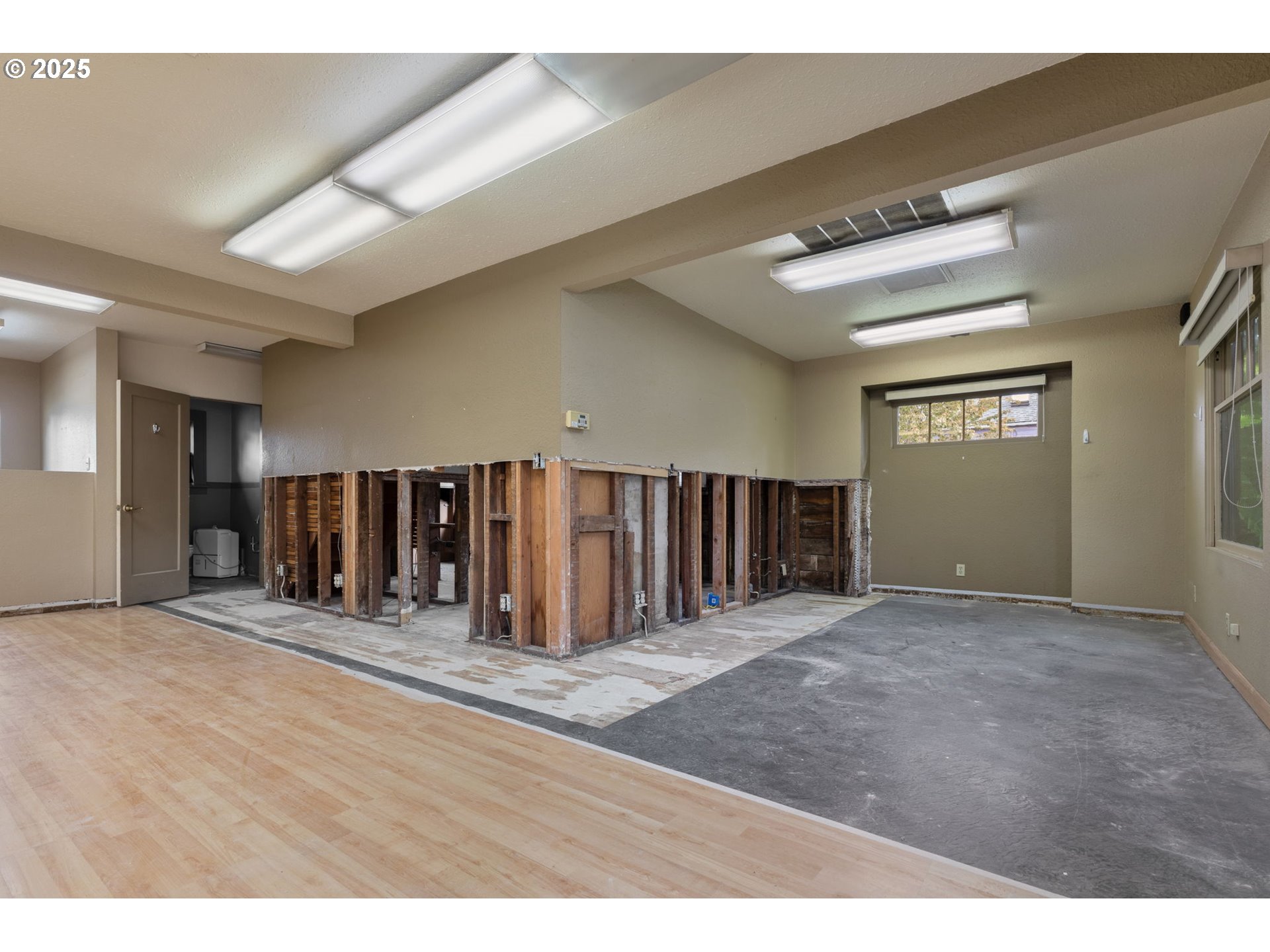 6055 East Burnside Street Portland, OR 97213 - Photo 12 of 32 a view of an empty room