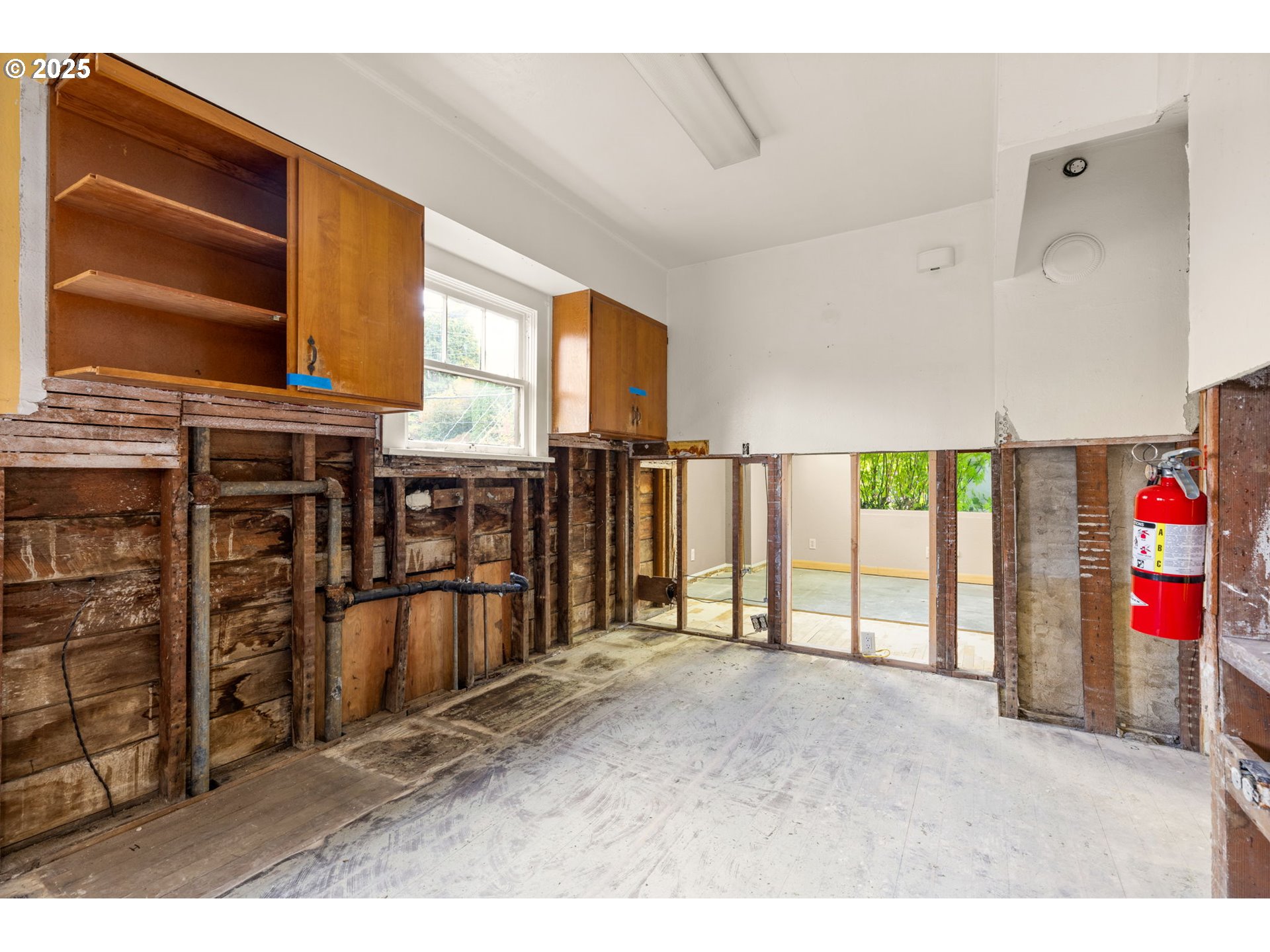 6055 East Burnside Street Portland, OR 97213 - Photo 19 of 32 a view of an empty room