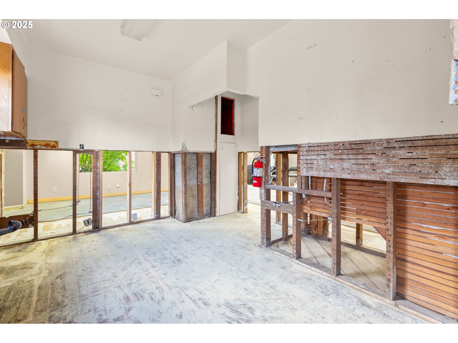 6055 East Burnside Street Portland, OR 97213 - Photo 21 of 32 a view of livingroom with furniture
