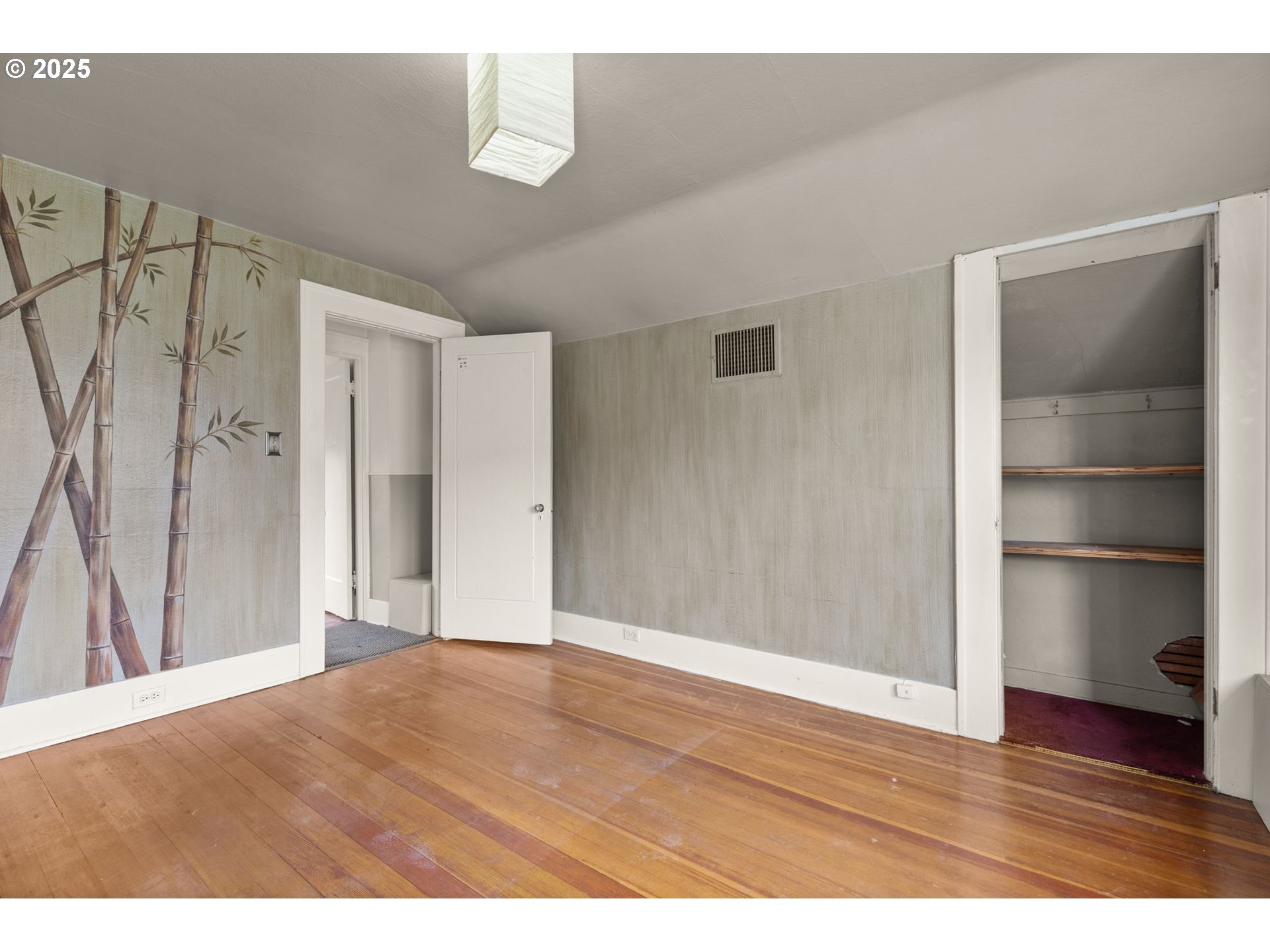 6055 East Burnside Street Portland, OR 97213 - Photo 26 of 32 a view of an empty room with wooden floor