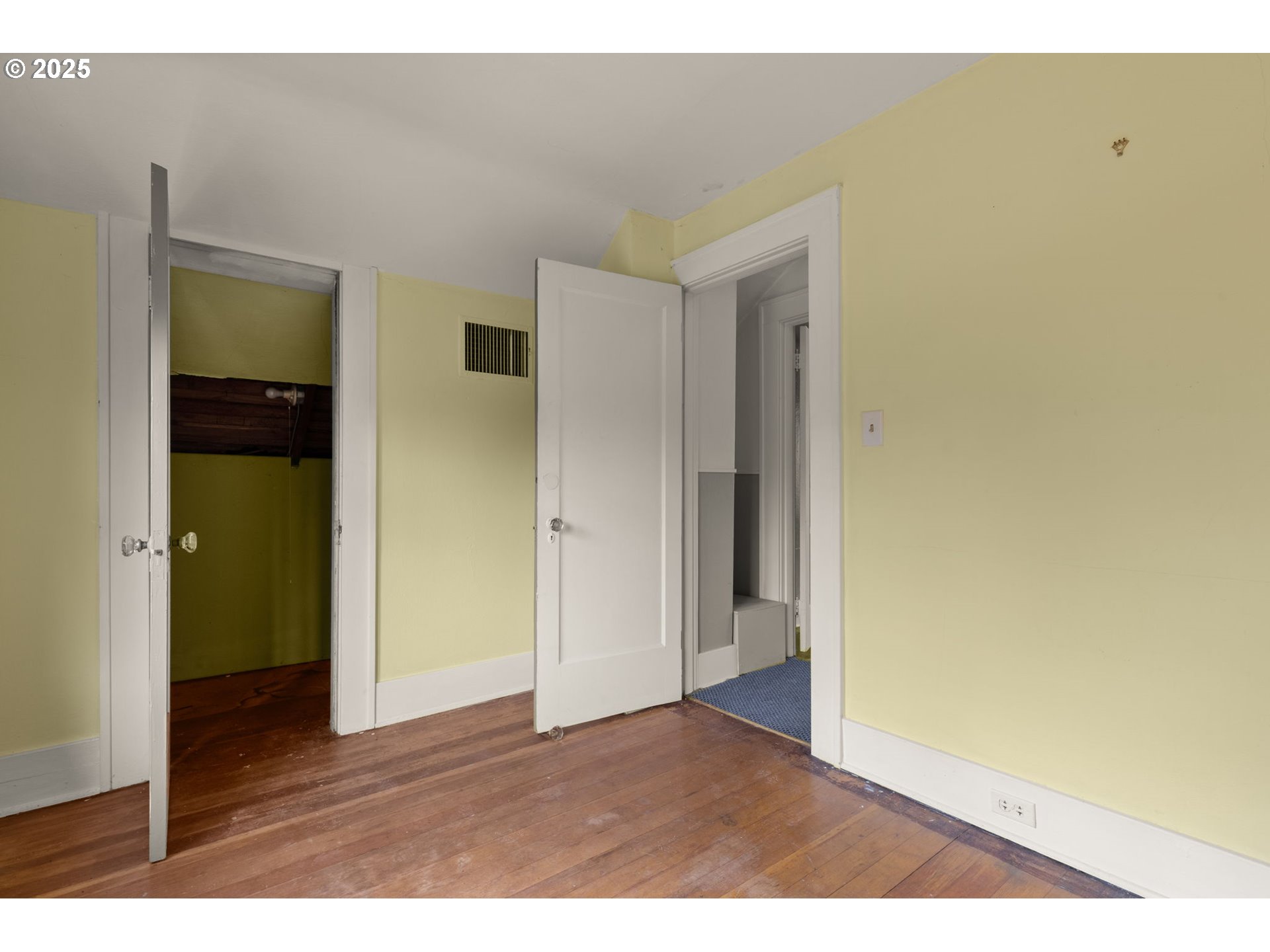 6055 East Burnside Street Portland, OR 97213 - Photo 28 of 32 a view entryway an empty room and wooden floor