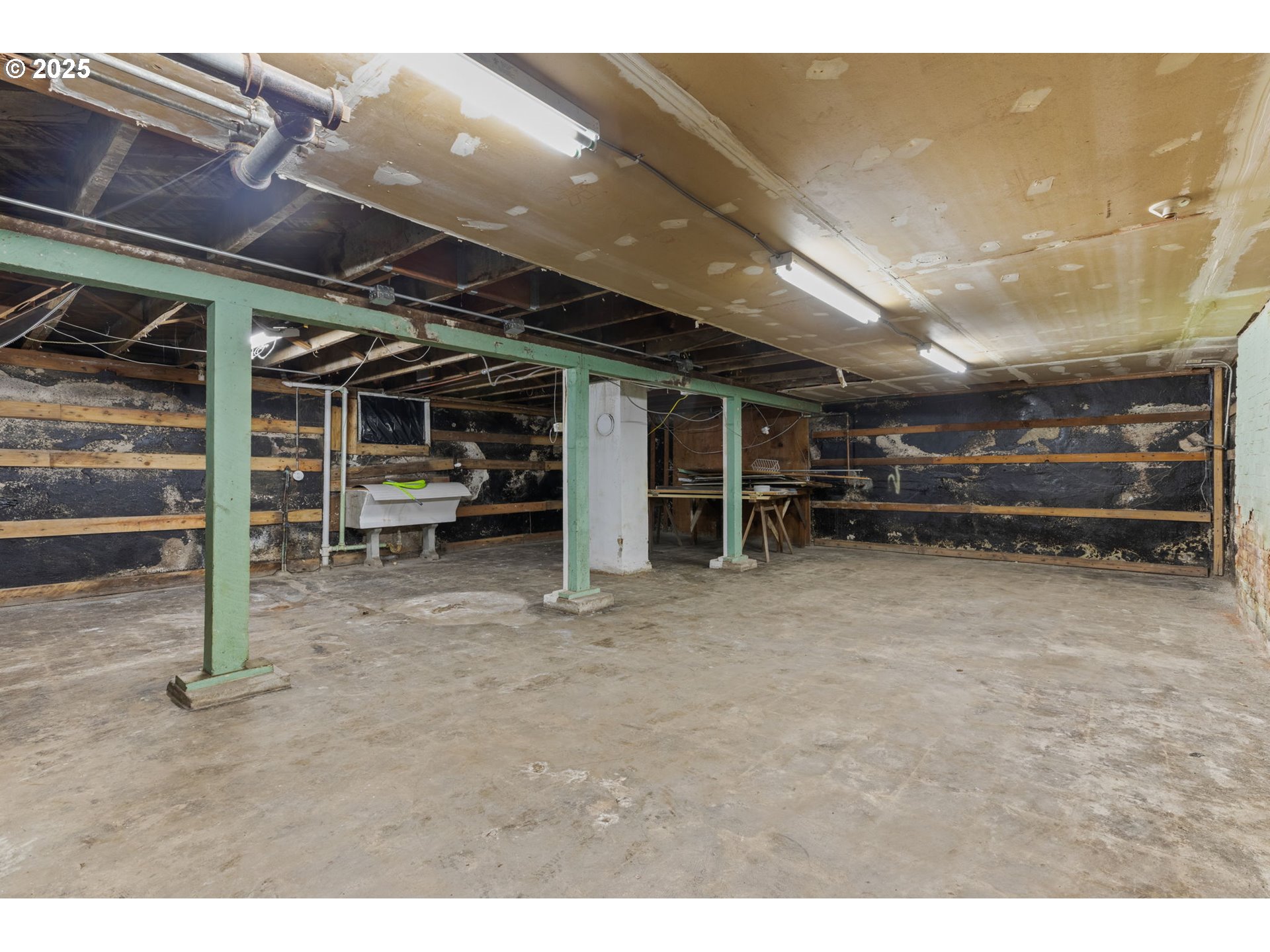 6055 East Burnside Street Portland, OR 97213 - Photo 31 of 32 a view of an empty room with a fireplace
