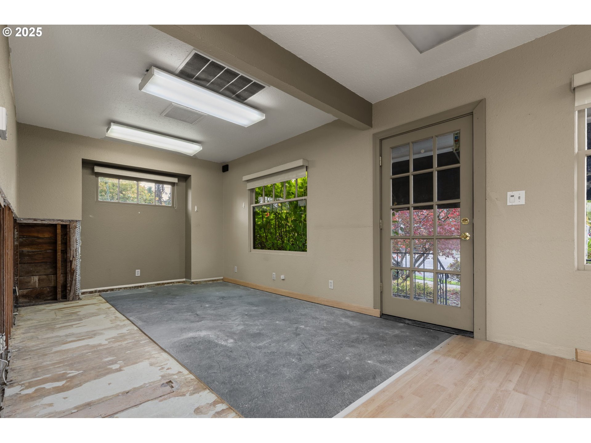 6055 East Burnside Street Portland, OR 97213 - Photo 10 of 32 an empty room with windows