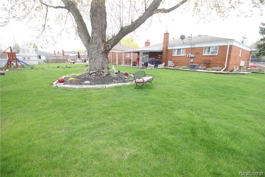 25354 Rubin Road Warren, MI 48089 - Photo 4 of 34 IMG_1381.JPG