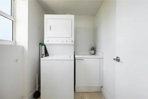 $599,000 | 14951 Royal Oaks Lane, Unit 1109, North Miami, FL 33181