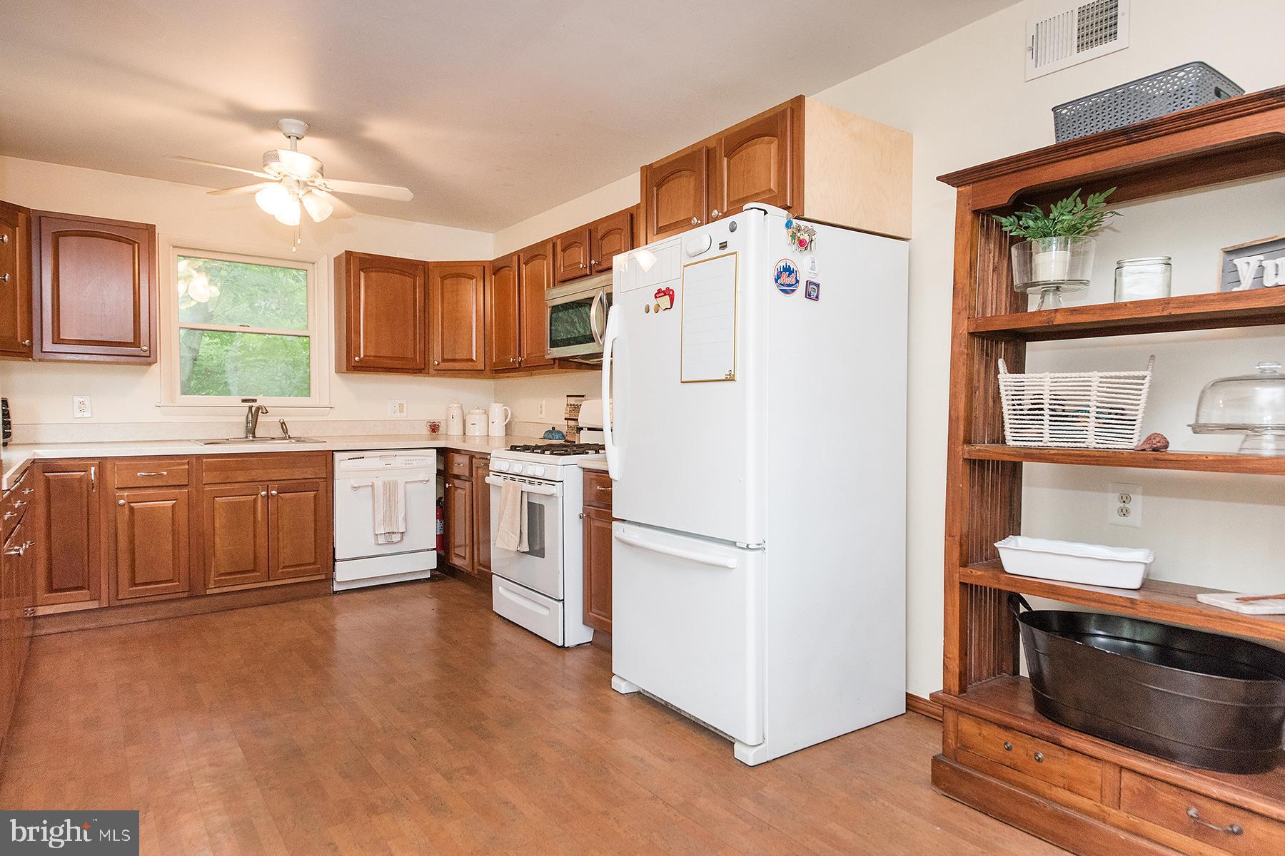 546 Maple Avenue Ewing, NJ 08618 - Photo 13 of 37 Large airy kitchen