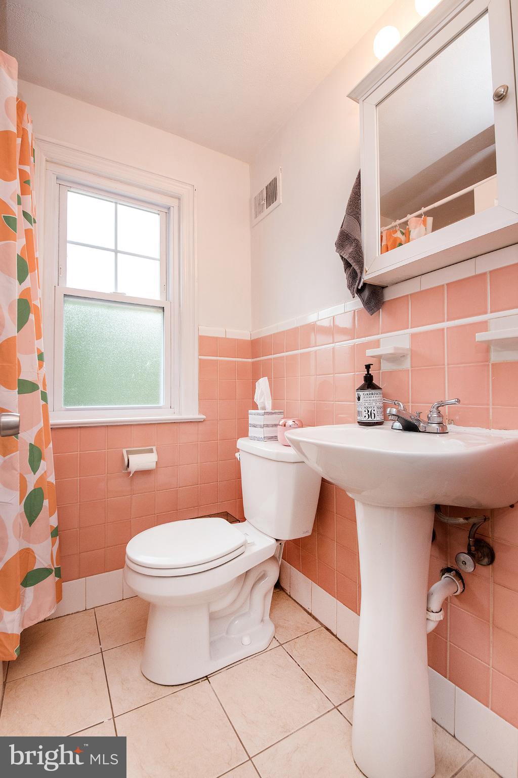 546 Maple Avenue Ewing, NJ 08618 - Photo 30 of 37 2nd floor full bath