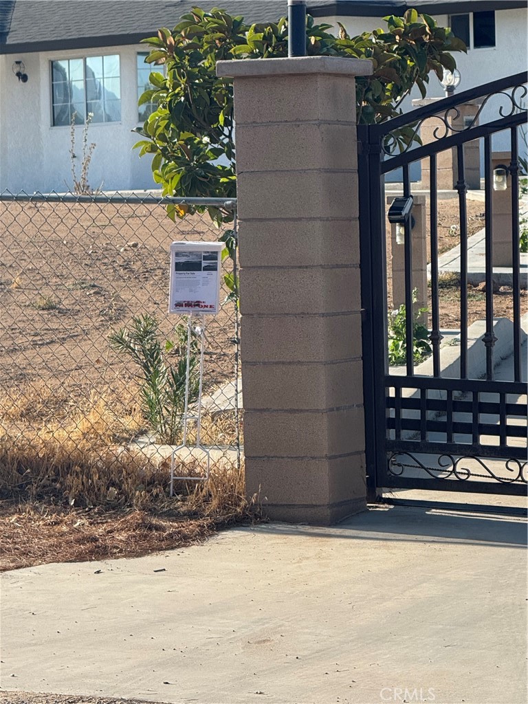 12076 Musgrave Road Hesperia, CA 92344 - Photo 60 of 60 1rst Gate with lock box and flyers