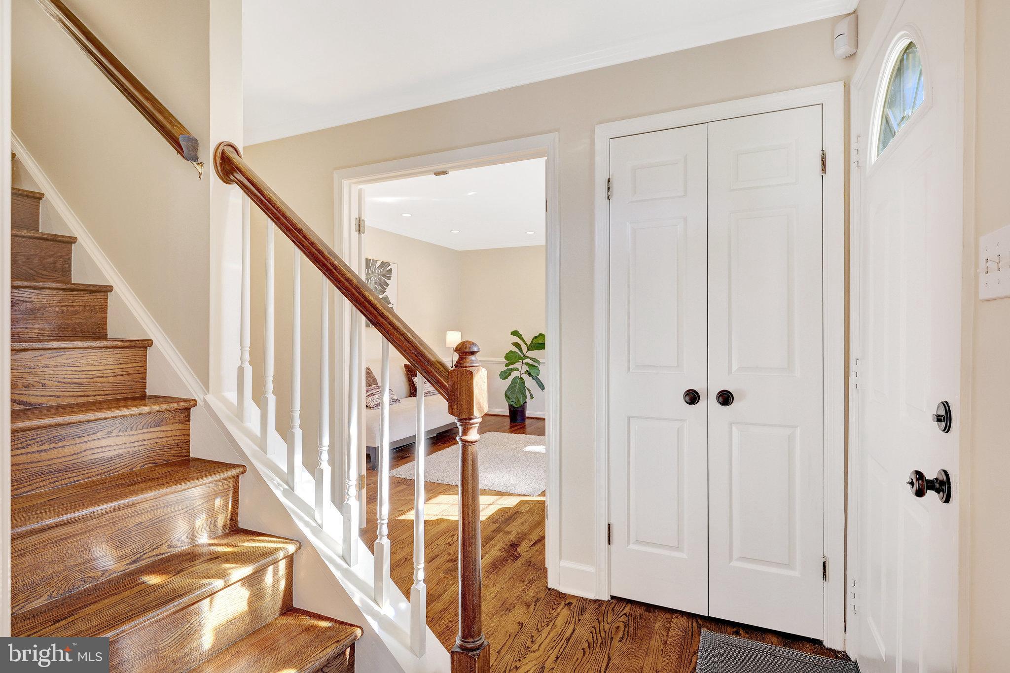 9826 Five Oaks Road Fairfax, VA 22031 - Photo 4 of 43 Entry