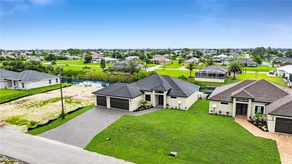 a view of house with garden