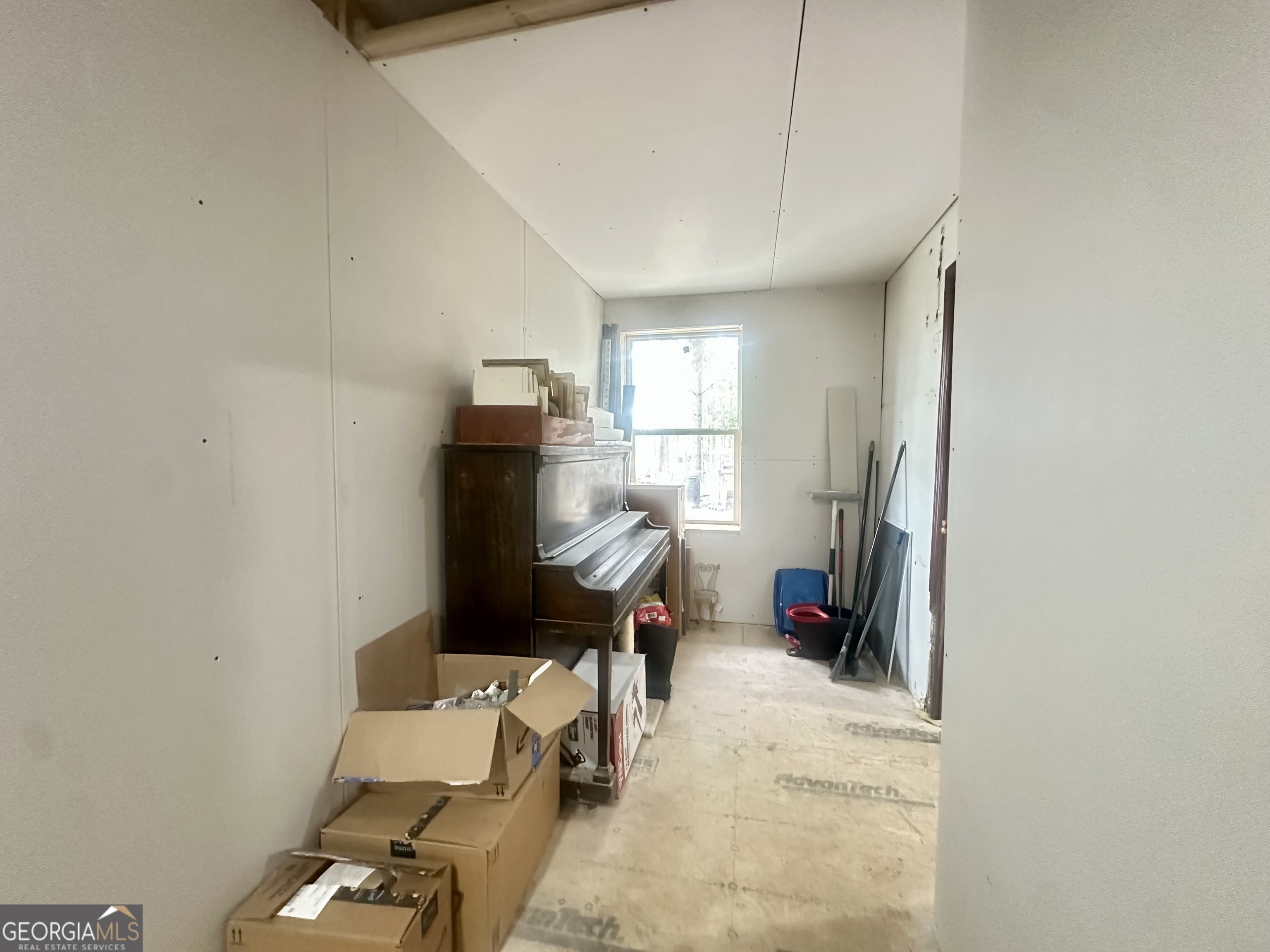 251 Bill Hambrick Road Eastman, GA 31023 - Photo 19 of 32 a living room with furniture and a window