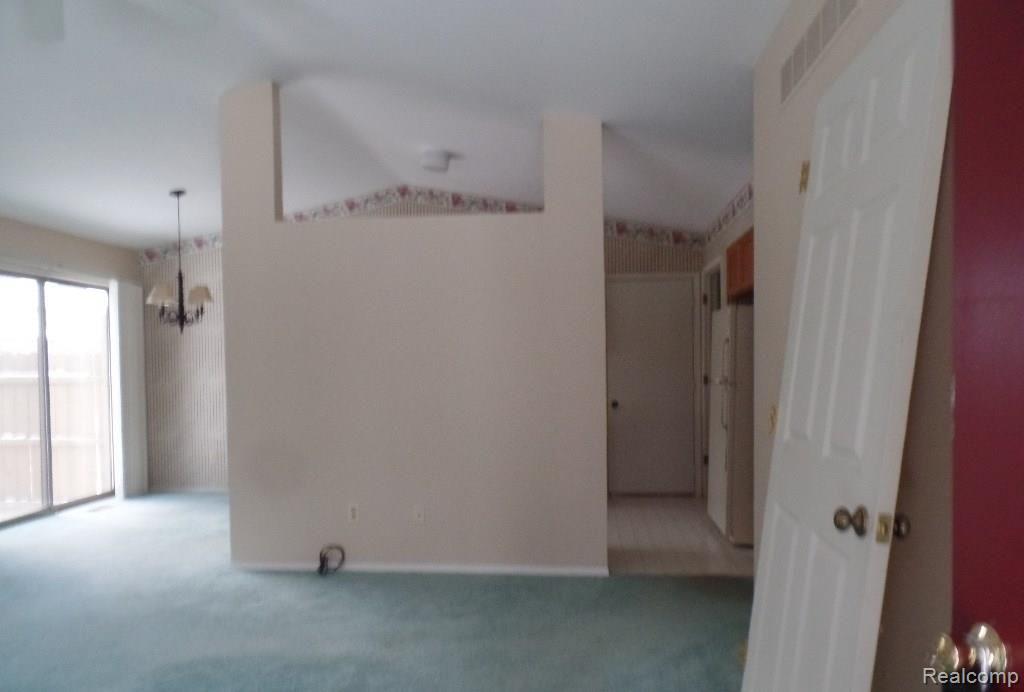 90 Pine Tree Ridge Waterford, MI 48327 - Photo 2 of 12