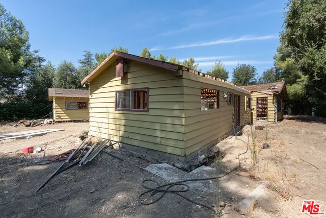 a view of backyard of house