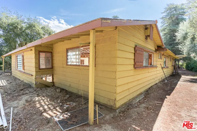 a view of a back yard of the house