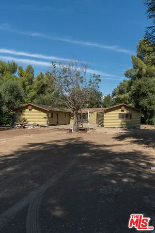 a view of houses with sky view