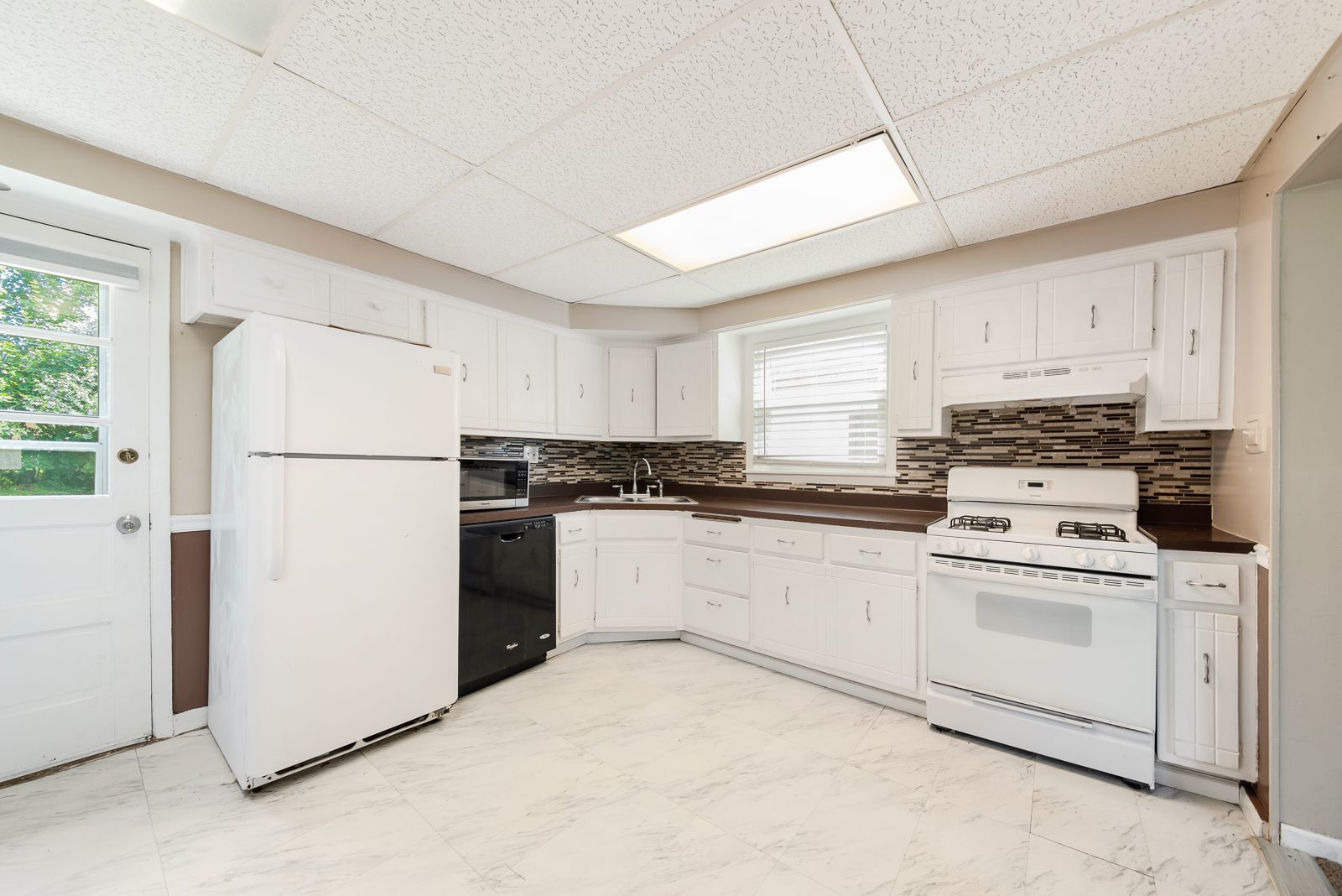 132 North Pleasant Road Lake Zurich, IL 60047 - Photo 4 of 12