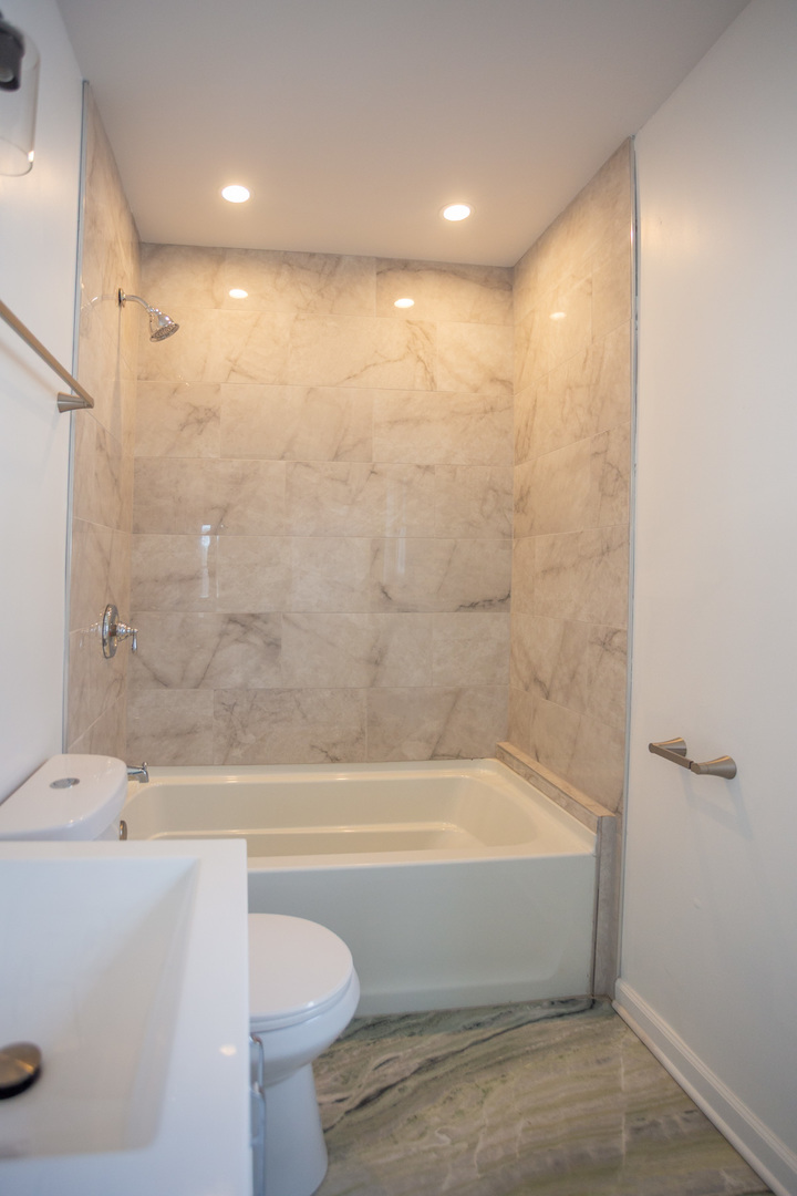 8810 South Morgan Street Chicago, IL 60620 - Photo 13 of 18 a bathroom with a bathtub and a toilet