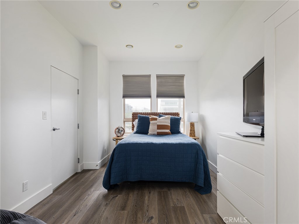 1225 East Grand Avenue, Unit B El Segundo, CA 90245 - Photo 14 of 21 a bedroom with a bed and a window