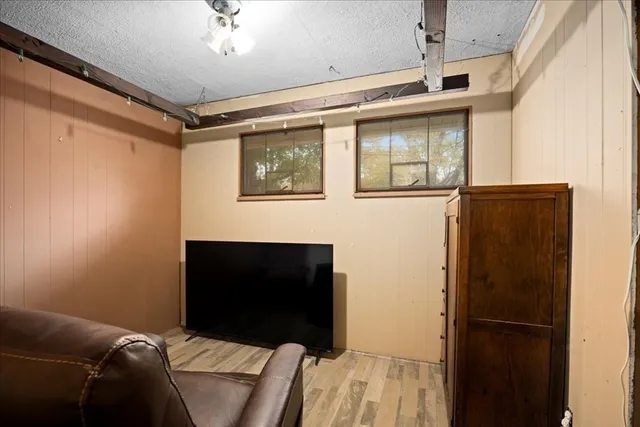 a picture of a book shelf