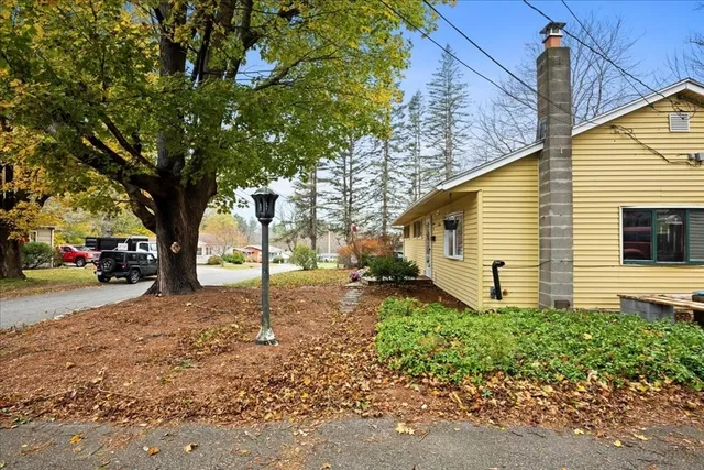 a view of a house with a yard