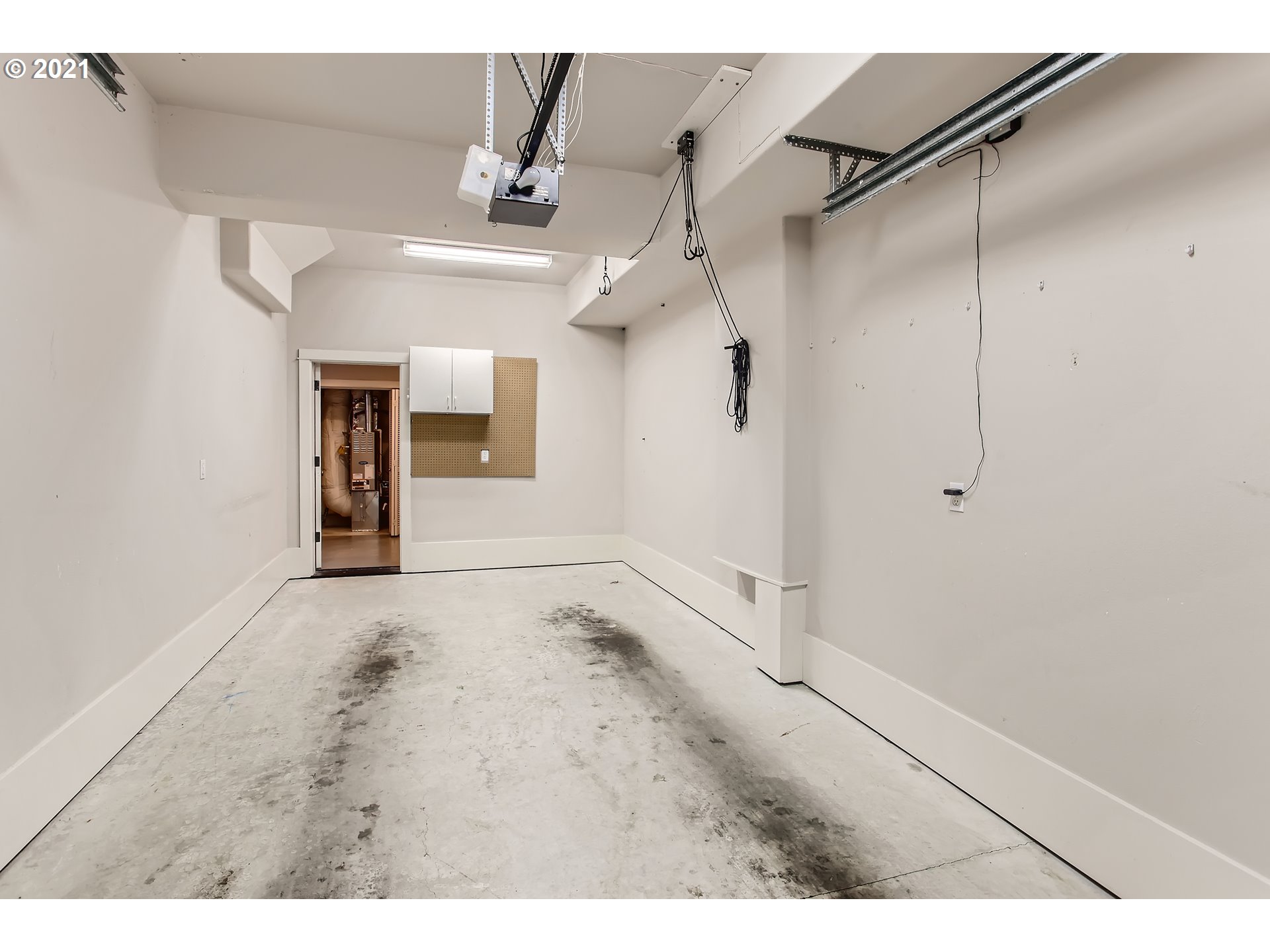 3621 Southwest Innovation Court Beaverton, OR 97003 - Photo 27 of 32 a view of a hallway with a white walls