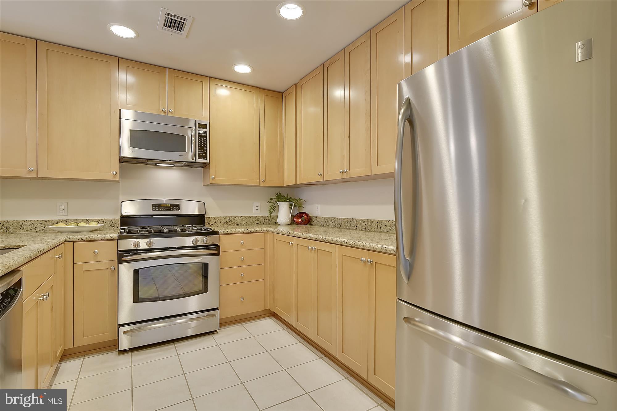 3600 South Glebe Road, Unit 718W Arlington, VA 22202 - Photo 7 of 28 Stainless/Granite User Friendly Kitchen