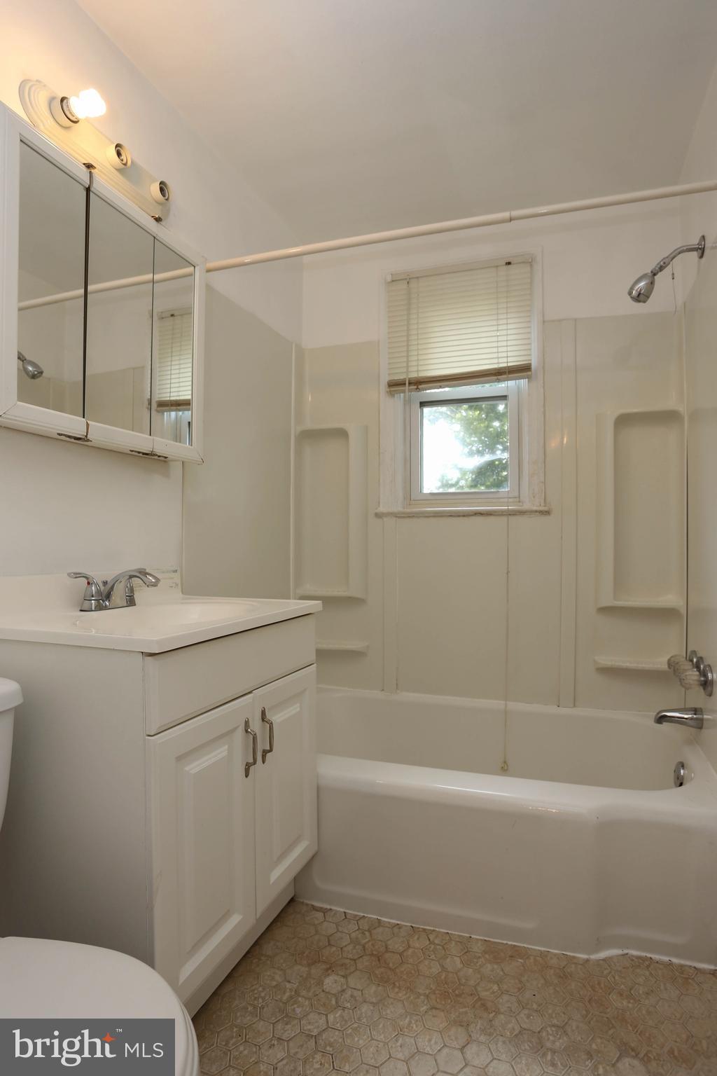 5117 Levindale Road Baltimore, MD 21215 - Photo 11 of 28 Bath