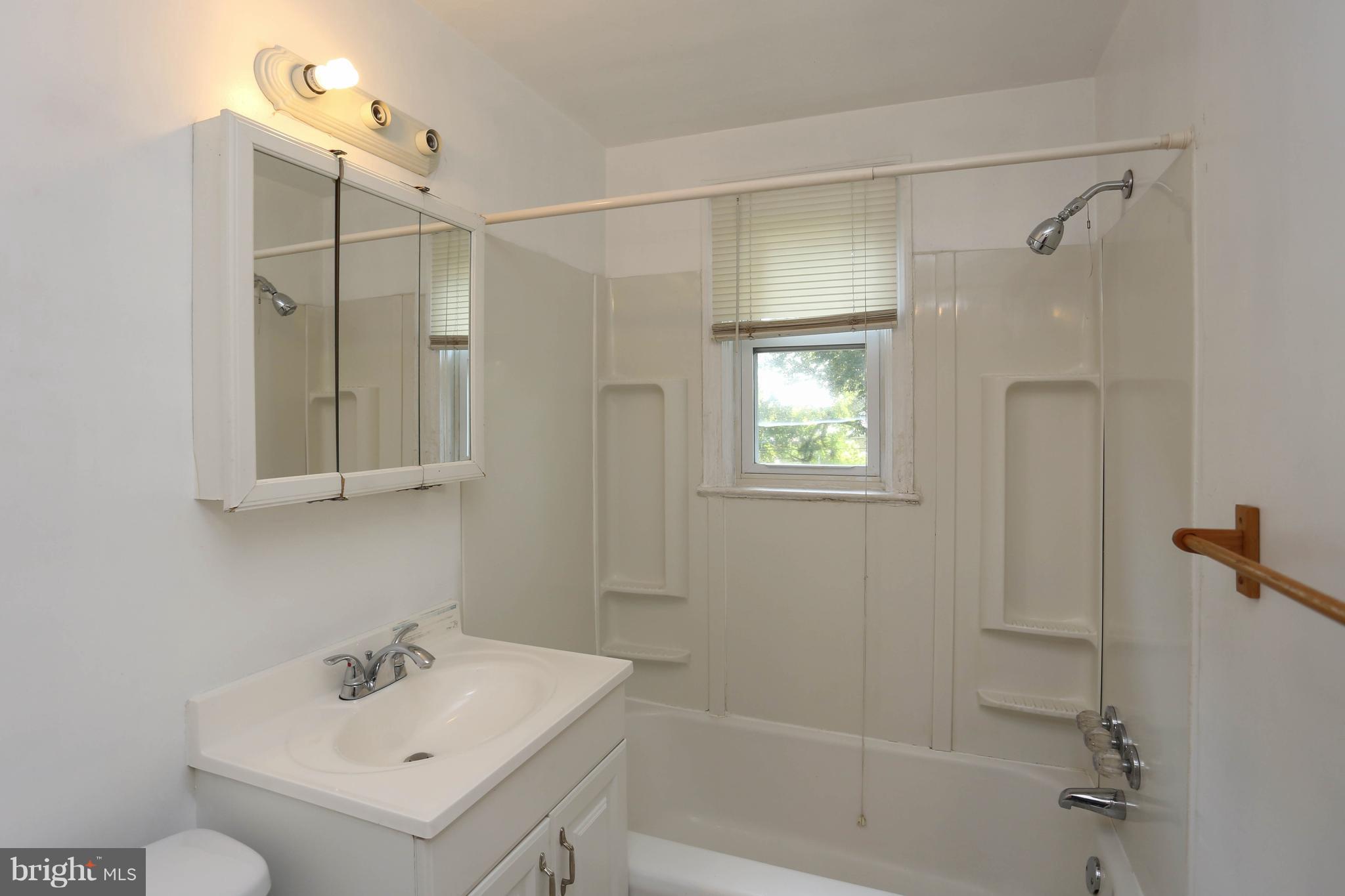 5117 Levindale Road Baltimore, MD 21215 - Photo 10 of 28 Bath