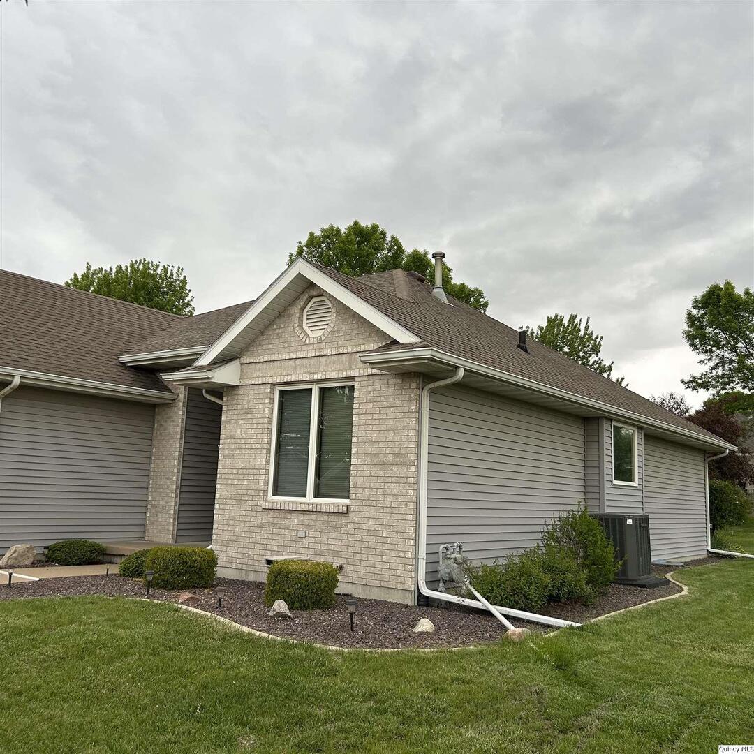 261 Lexington Quincy, IL 62305 - Photo 2 of 21