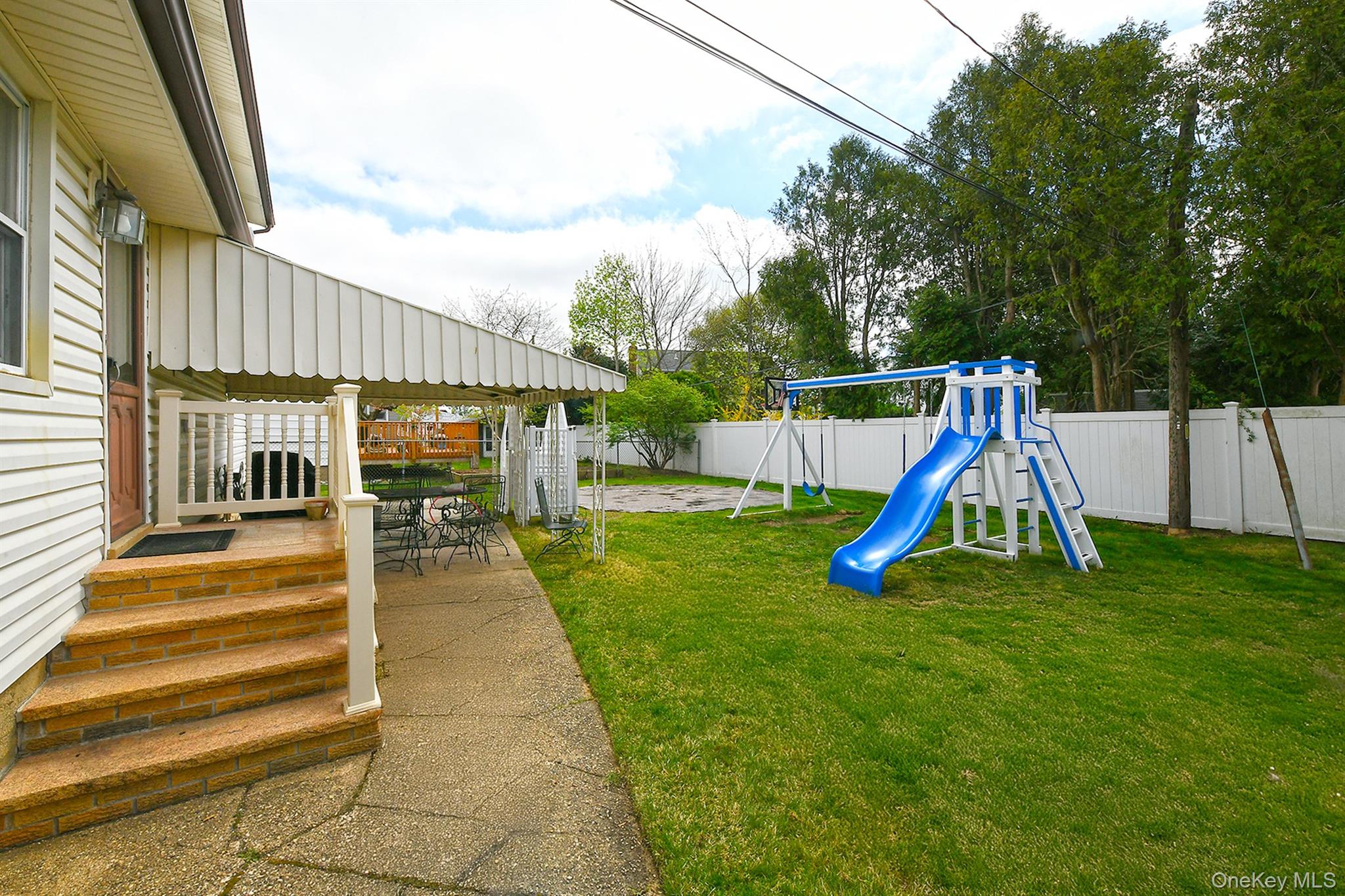 25 Lincoln Road North Plainview, NY 11803 - Photo 3 of 13 a view of a backyard with a small cabin