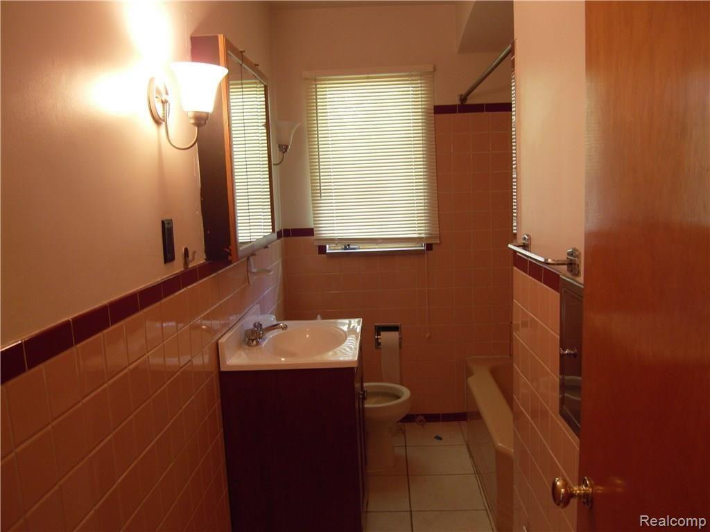 27100 Colgate Street Inkster, MI 48141 - Photo 15 of 27 Your bathroom, original to the home.