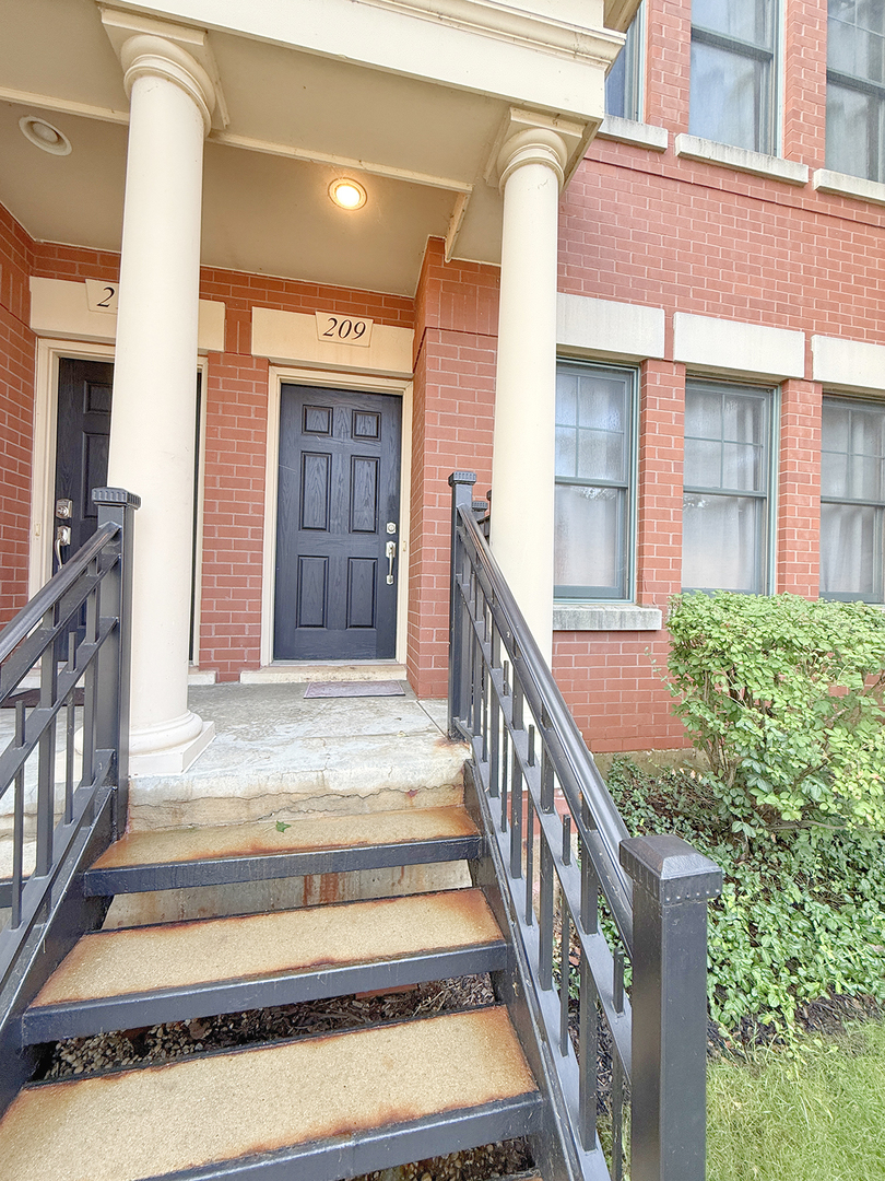 209 Prairie Street, Unit 209 Elgin, IL 60120 - Photo 2 of 17 Gallery Image 2