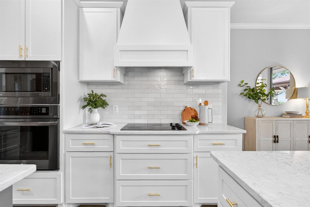 128 Canyon Ridge Trail Aledo, TX 76008 - Photo 16 of 40 Y'all know we all LOVE those deep drawers below the stove and the oven.