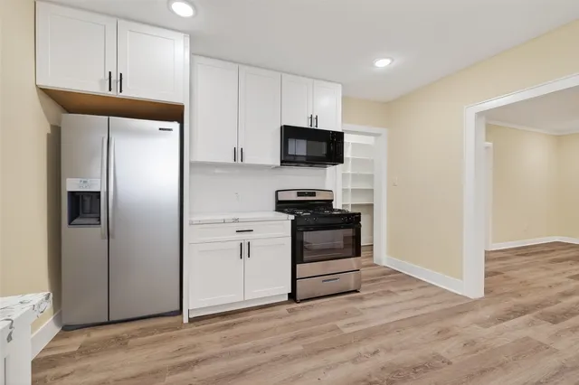 $2,295 | 2725 Avenue F, Rosenberg, TX 77471