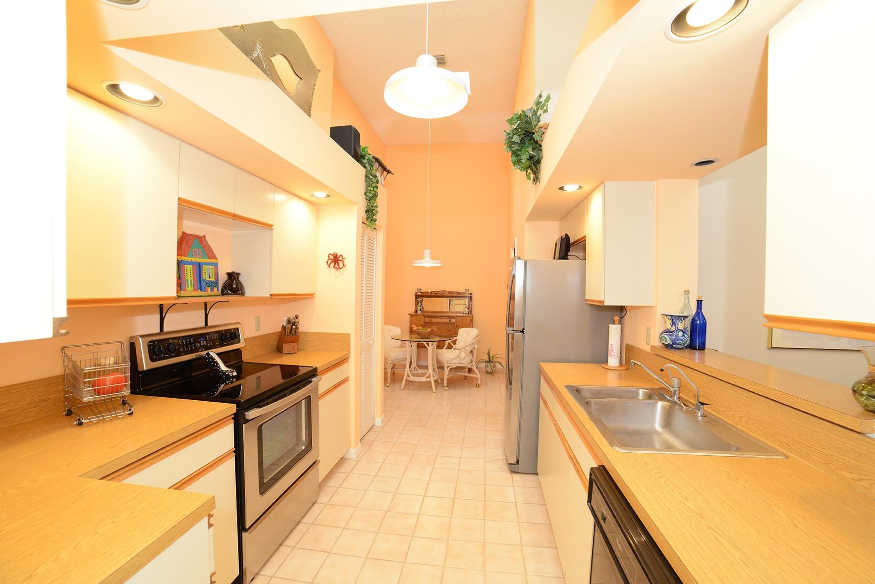 10981 Ladera Lane, Unit B Boca Raton, FL 33498 - Photo 7 of 21 Kitchen