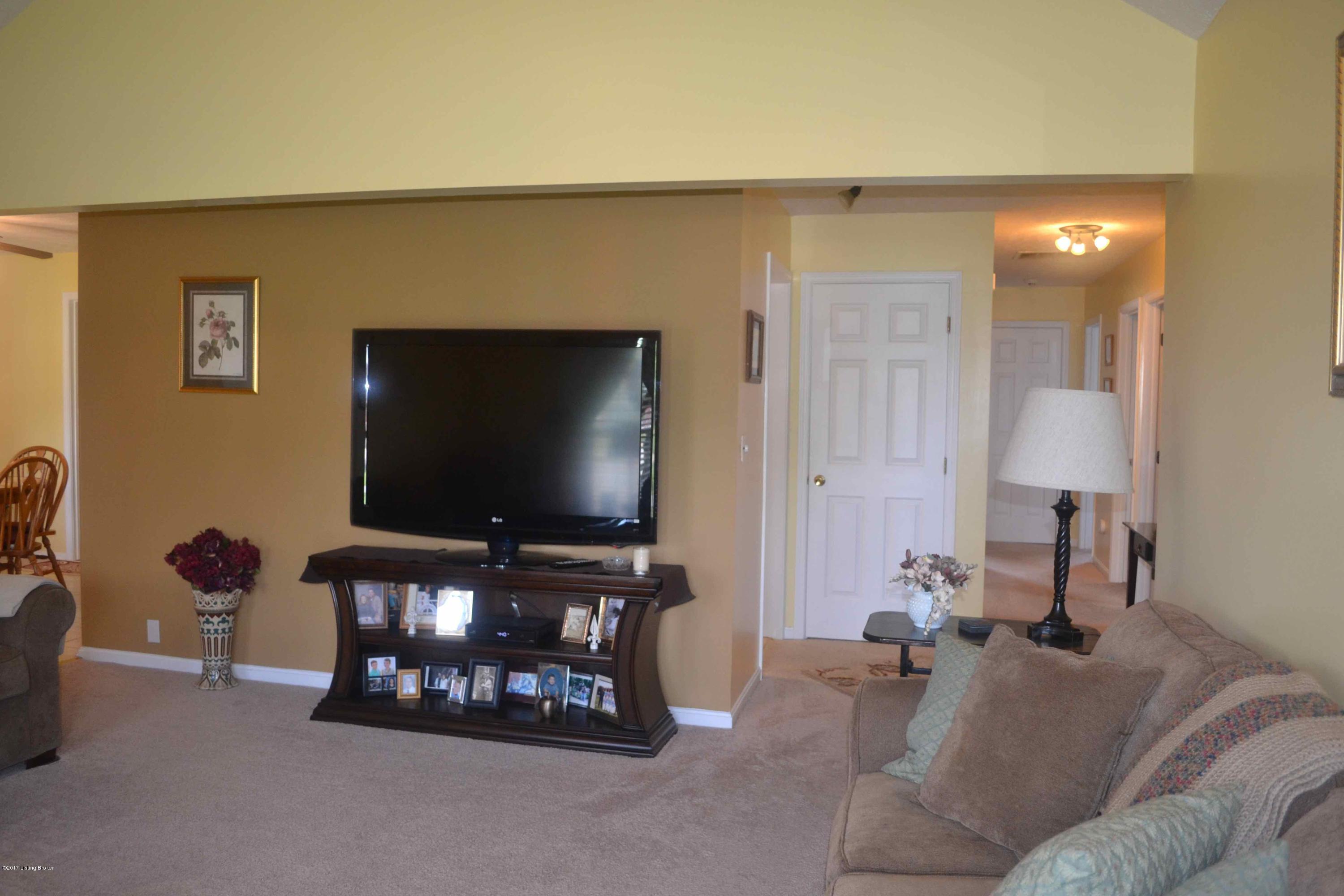 986 Beech Grv Road Shepherdsville, KY 40165 - Photo 4 of 20 living room